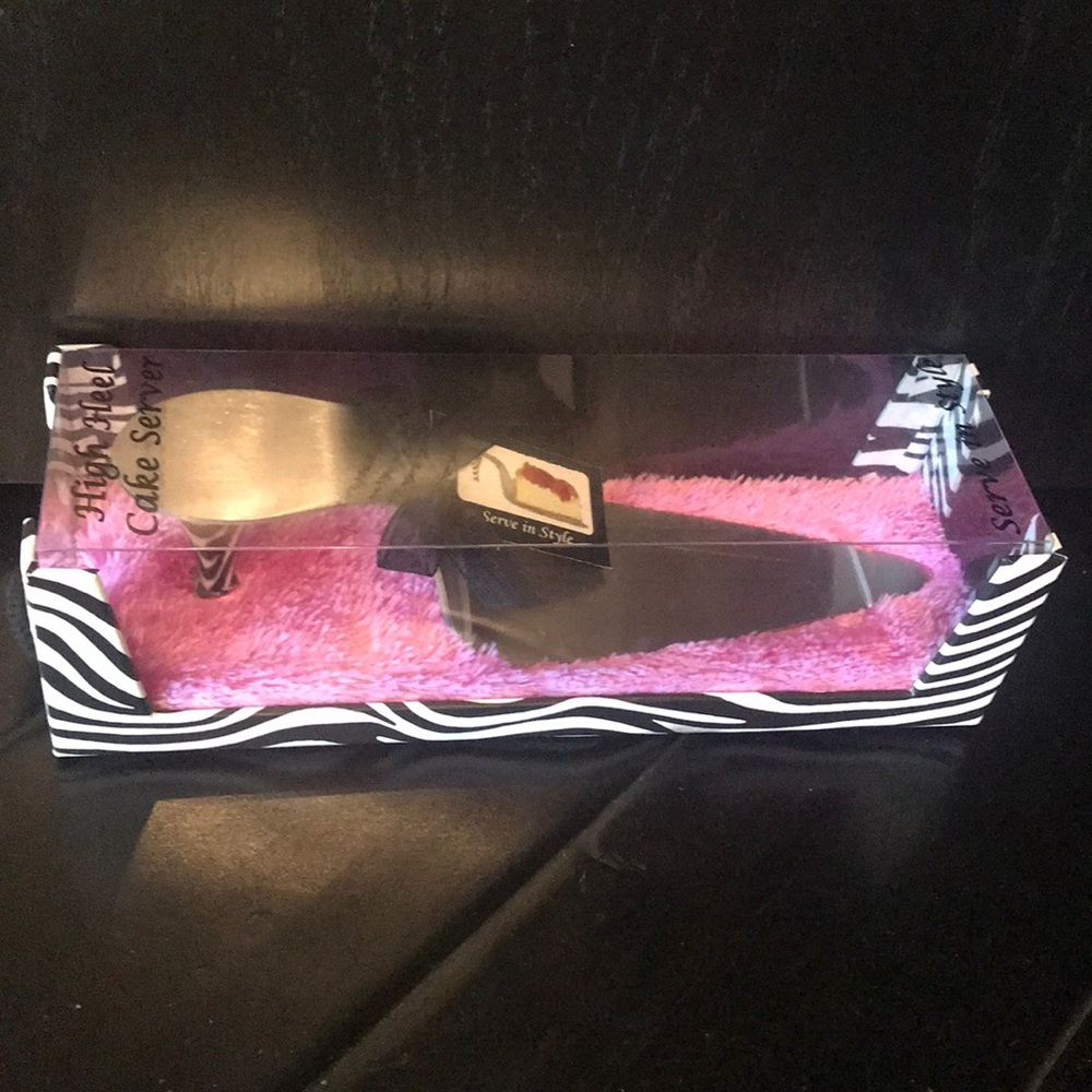 New in box high heel cake server